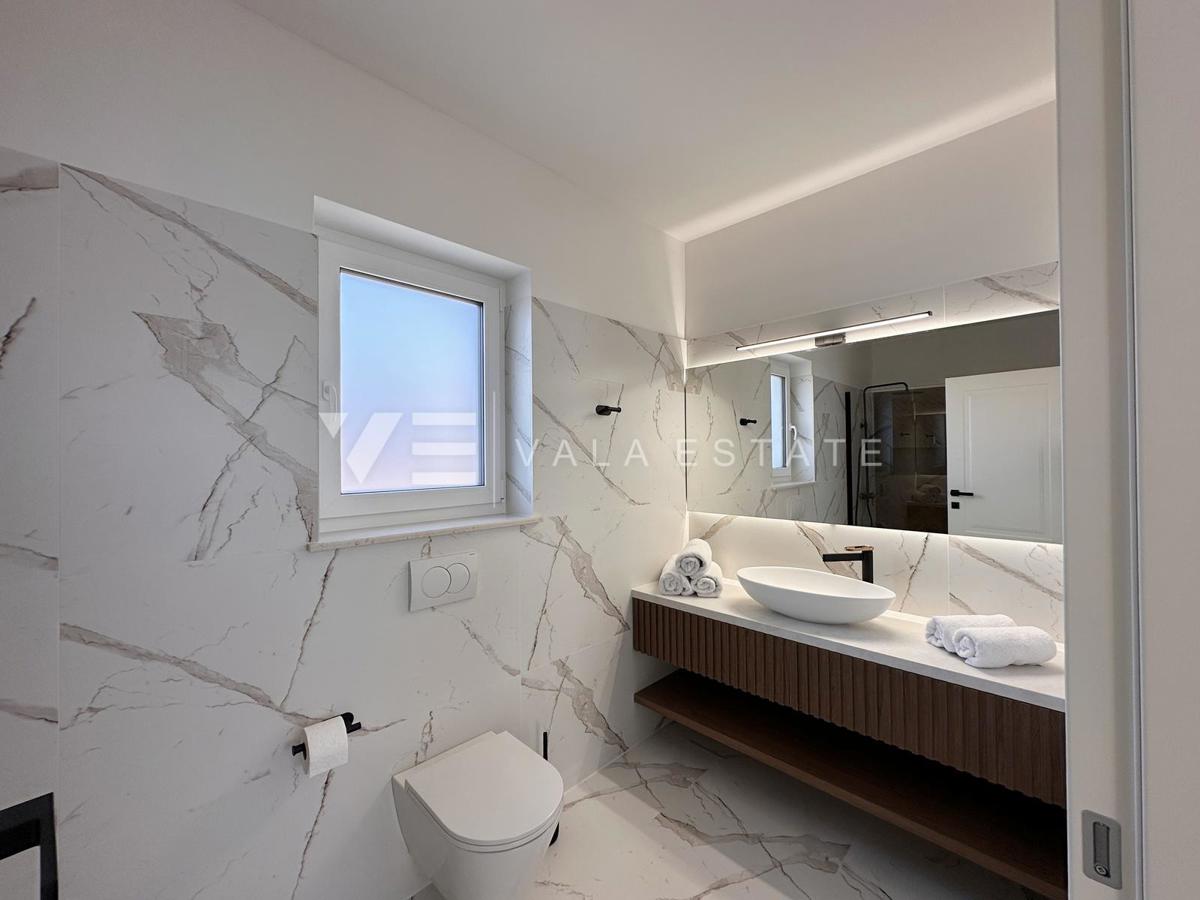 NUOVA VILLA DI LUSSO CON PISCINA IN POSIZIONE TRANQUILLA