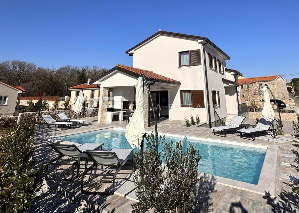 NUOVA VILLA DI LUSSO CON PISCINA IN POSIZIONE TRANQUILLA