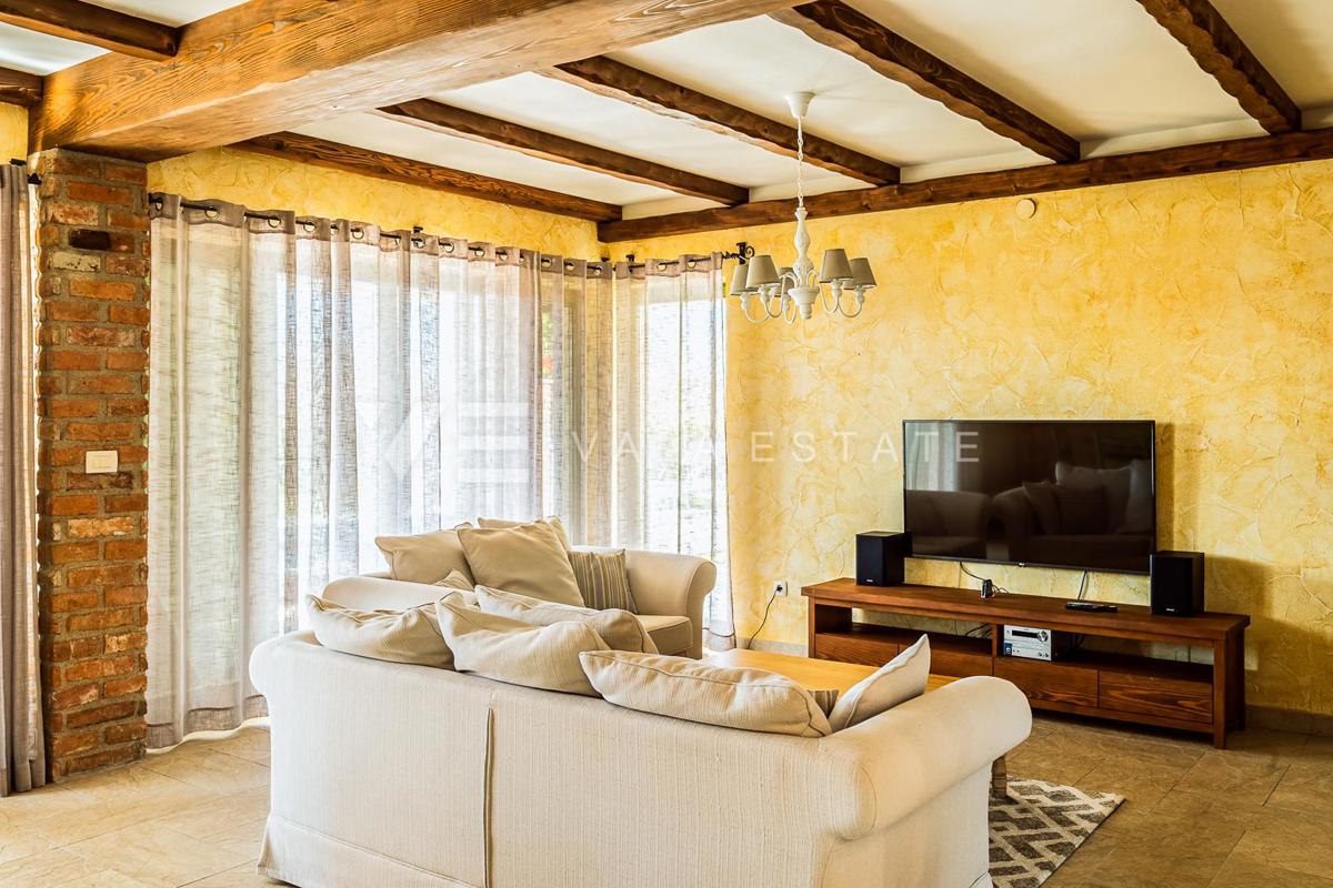 VILLA MEDITERRANEA CON PISCINA IN POSIZIONE TRANQUILLA