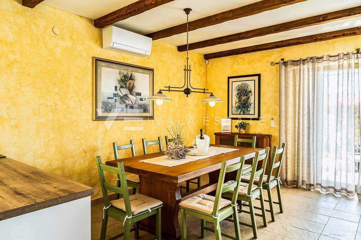 VILLA MEDITERRANEA CON PISCINA IN POSIZIONE TRANQUILLA