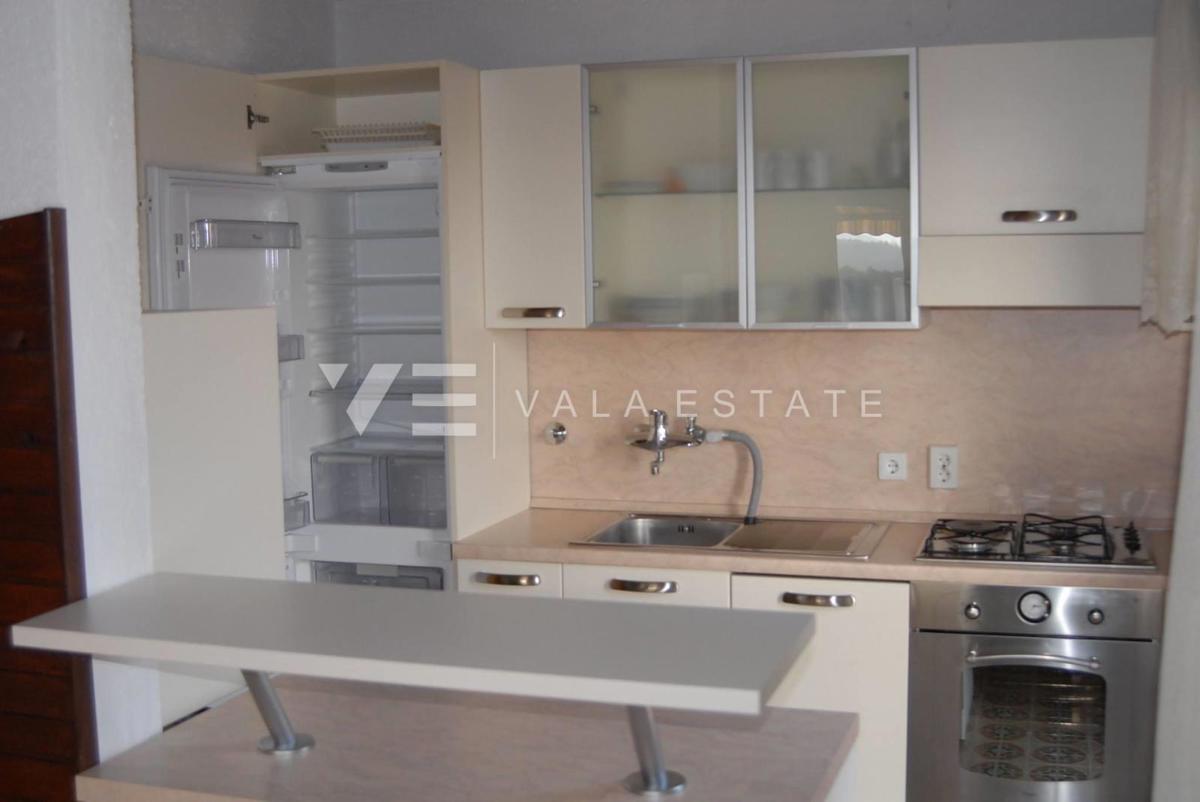 CASA INDIPENDENTE CON DUE UNITA' RESIDENZIALI E PISCINA