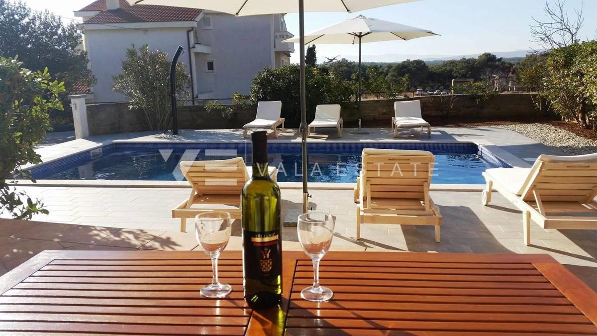 CASA INDIPENDENTE CON DUE UNITA' RESIDENZIALI E PISCINA