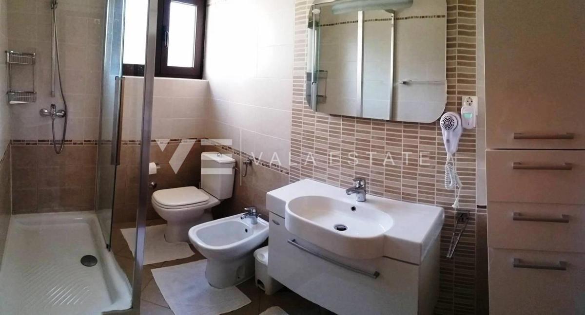 CASA INDIPENDENTE CON DUE UNITA' RESIDENZIALI E PISCINA