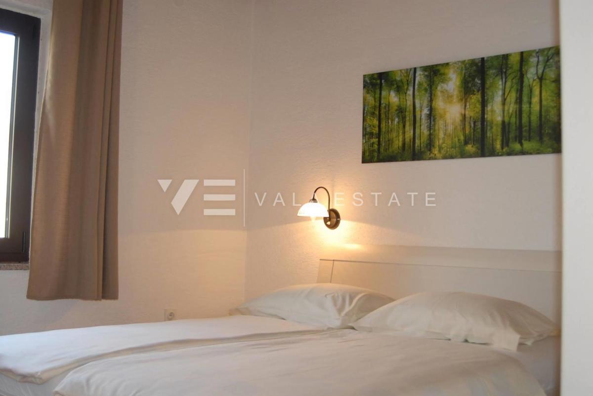 CASA INDIPENDENTE CON DUE UNITA' RESIDENZIALI E PISCINA