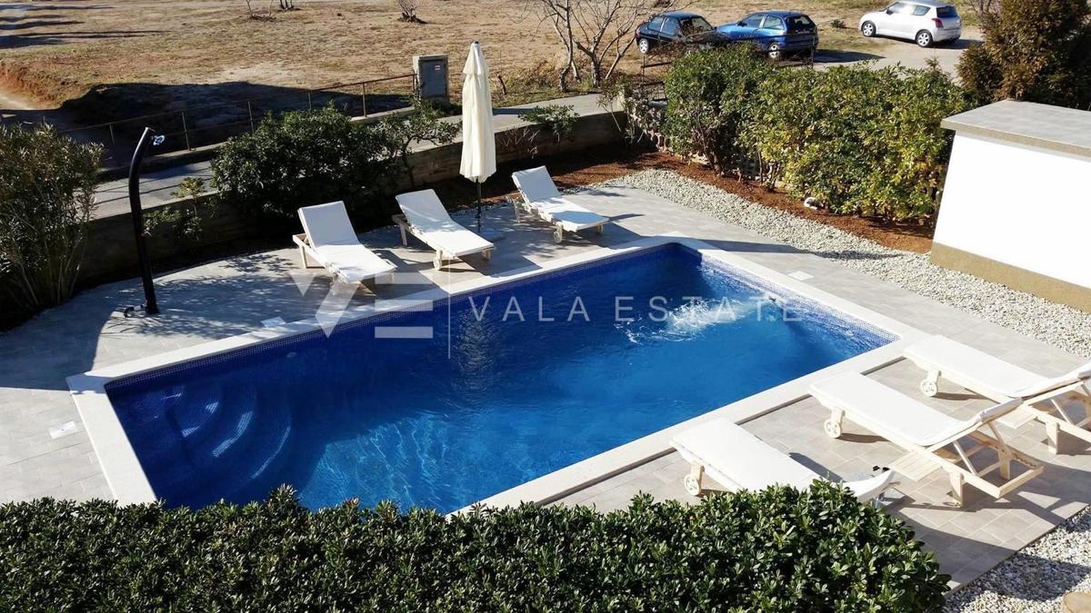 CASA INDIPENDENTE CON DUE UNITA' RESIDENZIALI E PISCINA