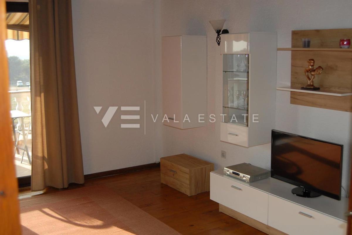 CASA INDIPENDENTE CON DUE UNITA' RESIDENZIALI E PISCINA