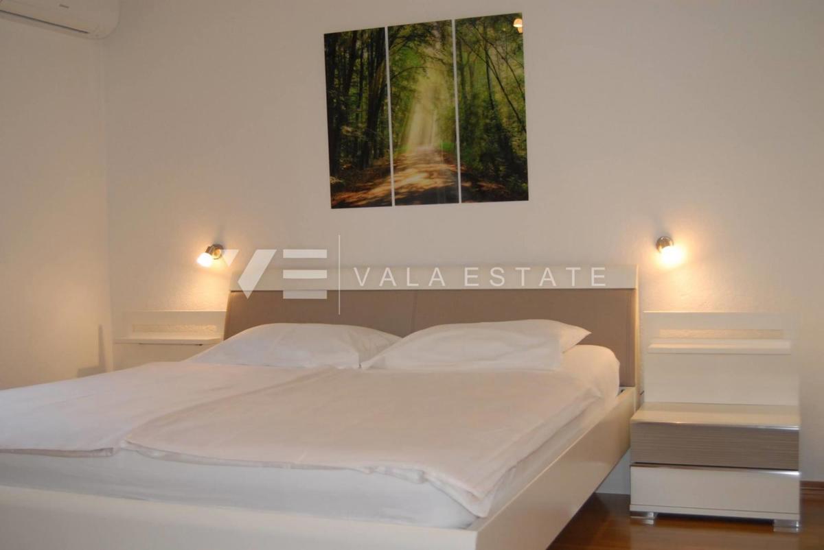 CASA INDIPENDENTE CON DUE UNITA' RESIDENZIALI E PISCINA