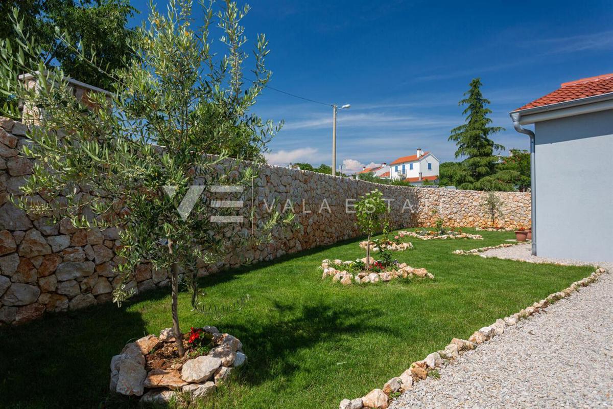 CASA INDIPENDENTE AL PIANO TERRA CON PISCINA IN POSIZIONE TRANQUILLA