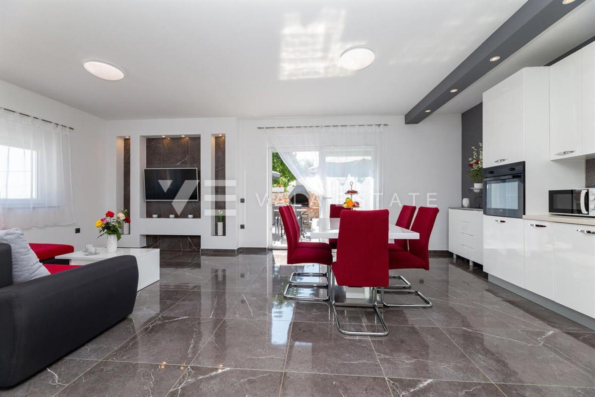 CASA INDIPENDENTE AL PIANO TERRA CON PISCINA IN POSIZIONE TRANQUILLA