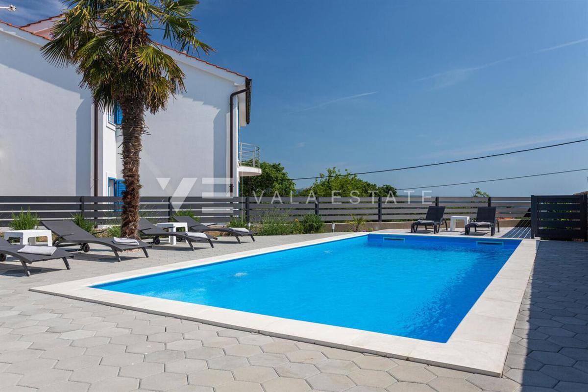 CASA INDIPENDENTE AL PIANO TERRA CON PISCINA IN POSIZIONE TRANQUILLA