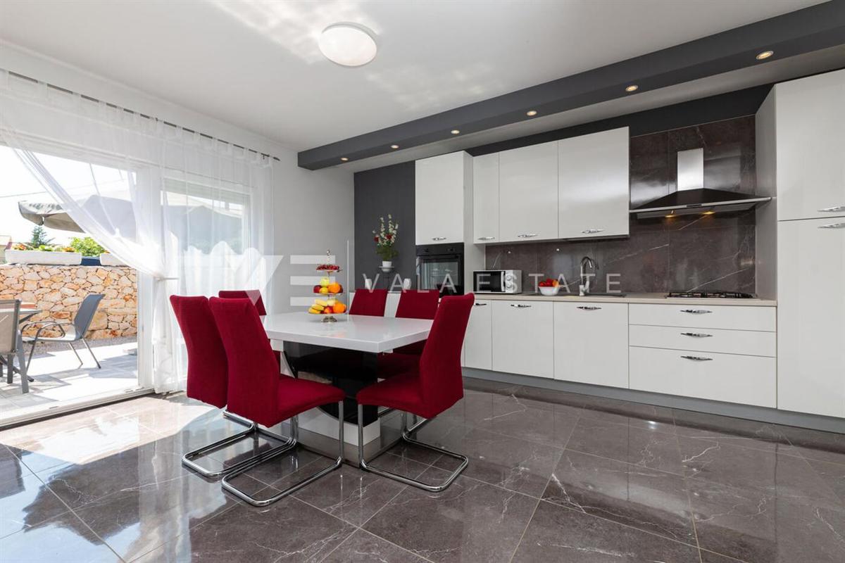 CASA INDIPENDENTE AL PIANO TERRA CON PISCINA IN POSIZIONE TRANQUILLA