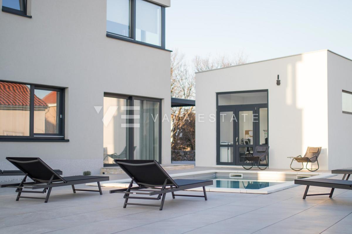 NUOVA VILLA DI LUSSO CON PISCINA IN UN AMBIENTE TRANQUILLO