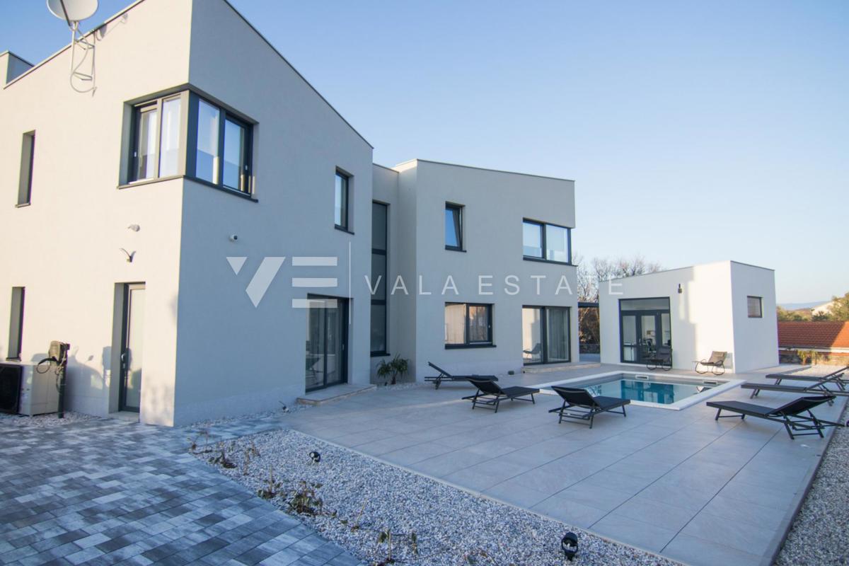 NUOVA VILLA DI LUSSO CON PISCINA IN UN AMBIENTE TRANQUILLO