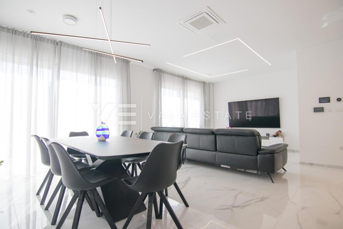 NUOVA VILLA DI LUSSO CON PISCINA IN UN AMBIENTE TRANQUILLO