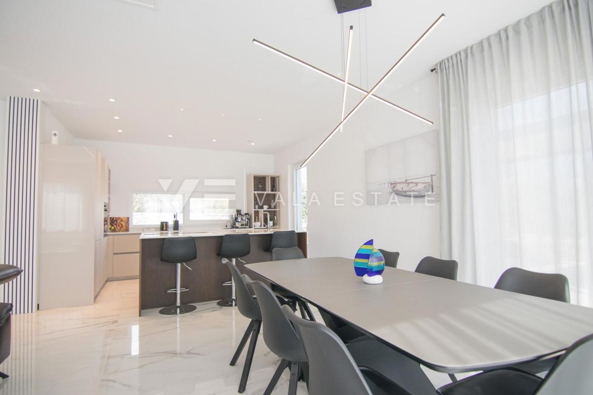 NUOVA VILLA DI LUSSO CON PISCINA IN UN AMBIENTE TRANQUILLO