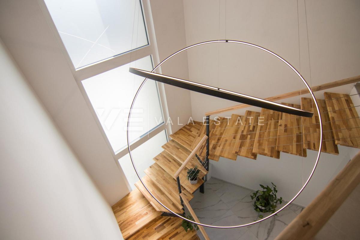 NUOVA VILLA DI LUSSO CON PISCINA IN UN AMBIENTE TRANQUILLO