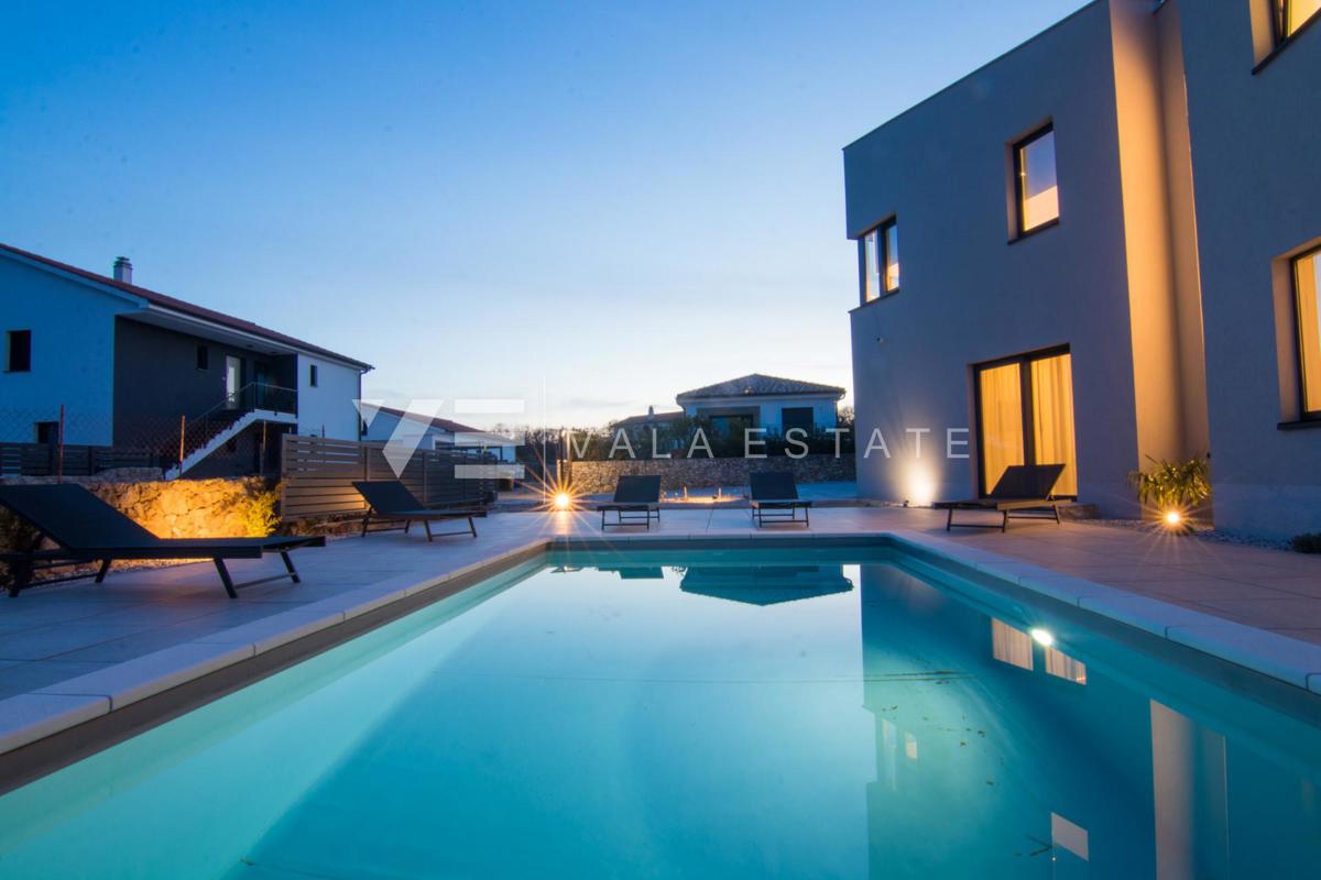 NUOVA VILLA DI LUSSO CON PISCINA IN UN AMBIENTE TRANQUILLO