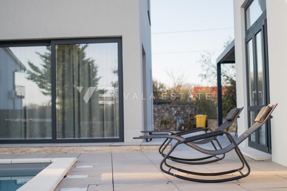 NUOVA VILLA DI LUSSO CON PISCINA IN UN AMBIENTE TRANQUILLO