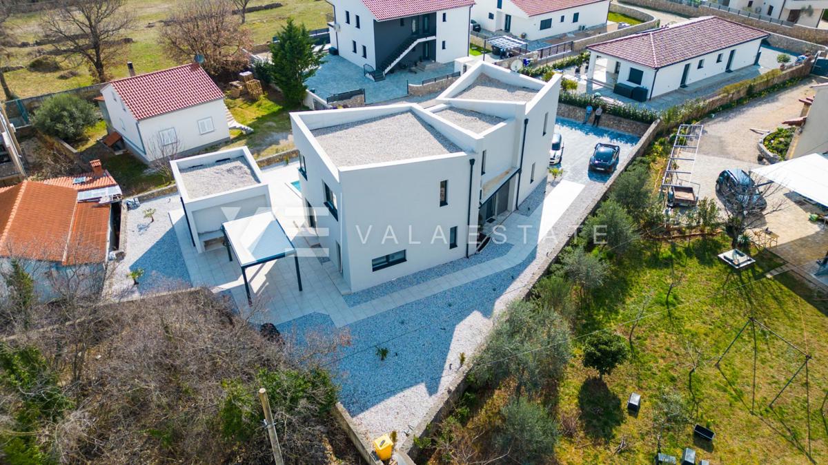 NUOVA VILLA DI LUSSO CON PISCINA IN UN AMBIENTE TRANQUILLO