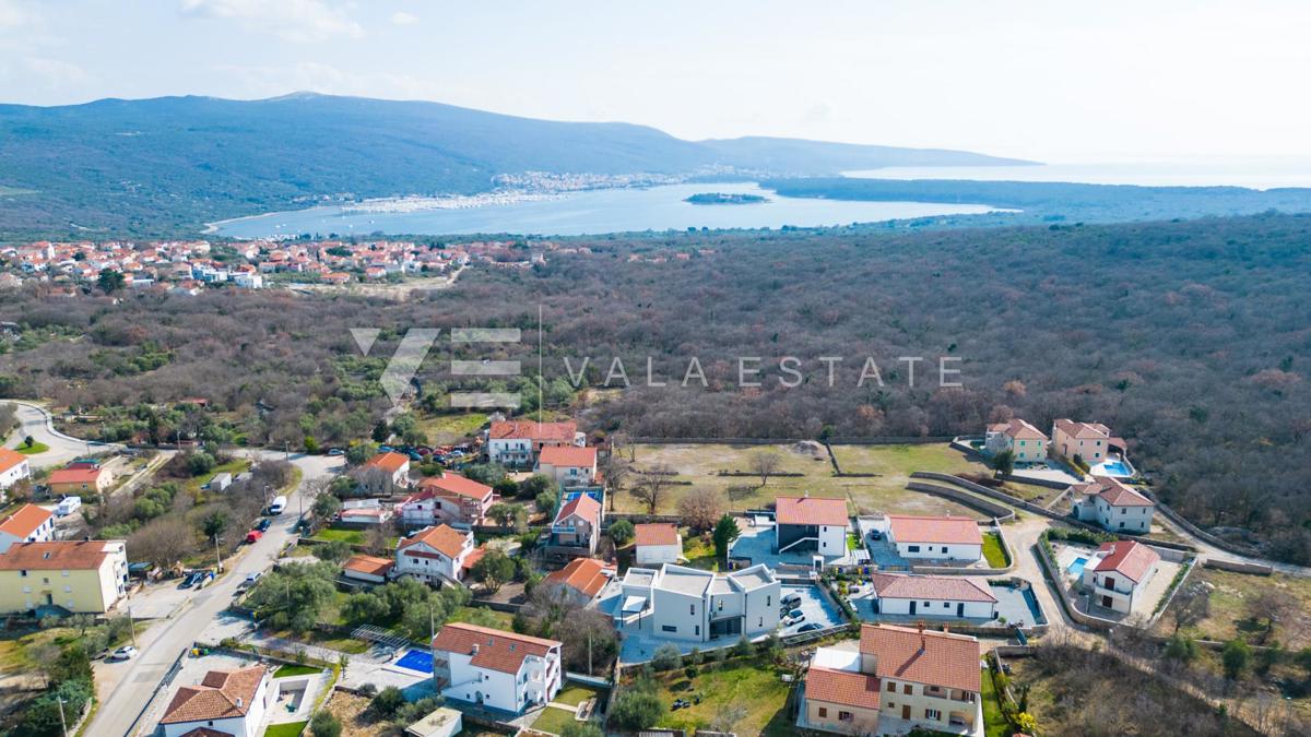 NUOVA VILLA DI LUSSO CON PISCINA IN UN AMBIENTE TRANQUILLO