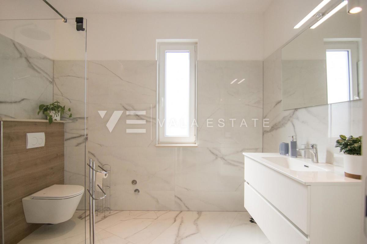 NUOVA VILLA DI LUSSO CON PISCINA IN UN AMBIENTE TRANQUILLO