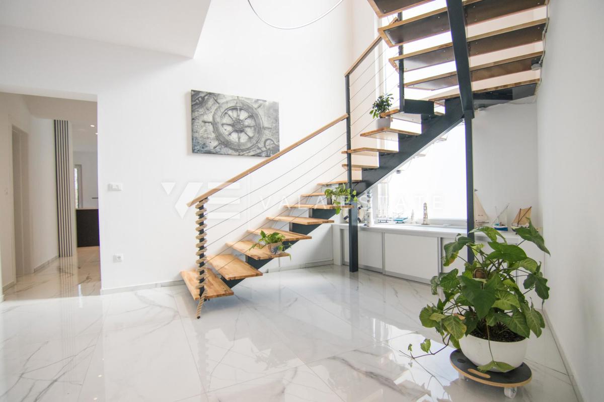 NUOVA VILLA DI LUSSO CON PISCINA IN UN AMBIENTE TRANQUILLO