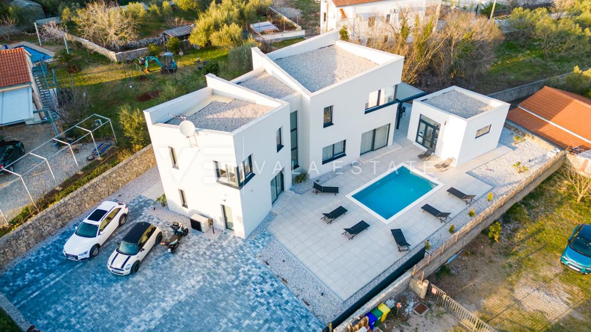 NUOVA VILLA DI LUSSO CON PISCINA IN UN AMBIENTE TRANQUILLO