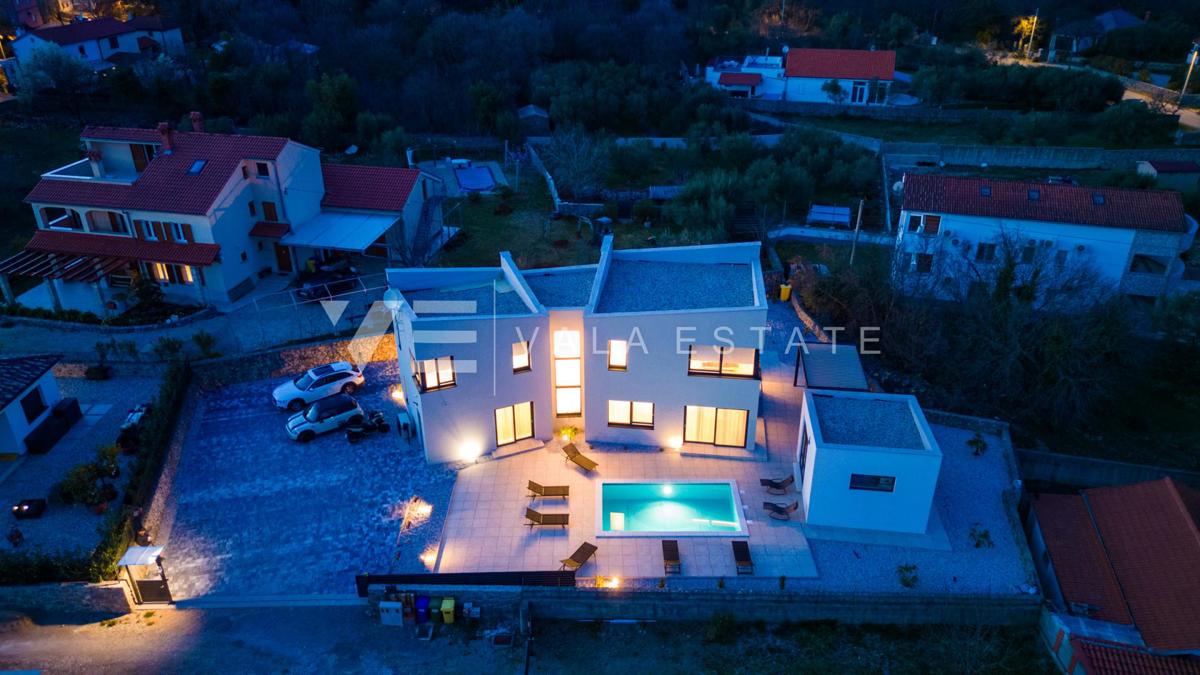 NUOVA VILLA DI LUSSO CON PISCINA IN UN AMBIENTE TRANQUILLO