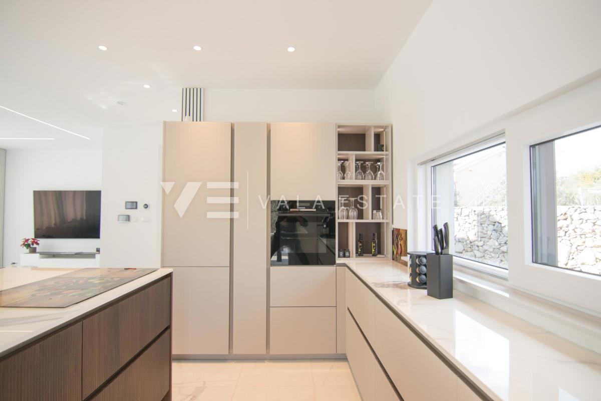 NUOVA VILLA DI LUSSO CON PISCINA IN UN AMBIENTE TRANQUILLO