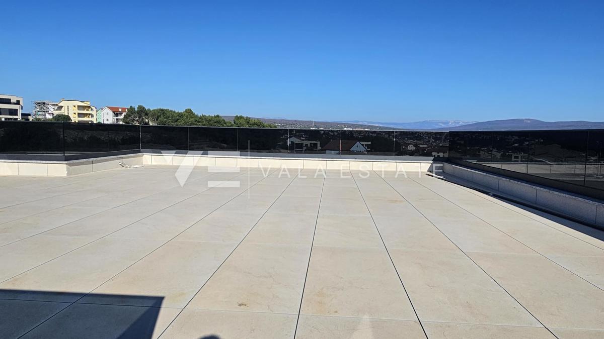 ATTICO MODERNO CON TERRAZZO SUL TETTO E PISCINA