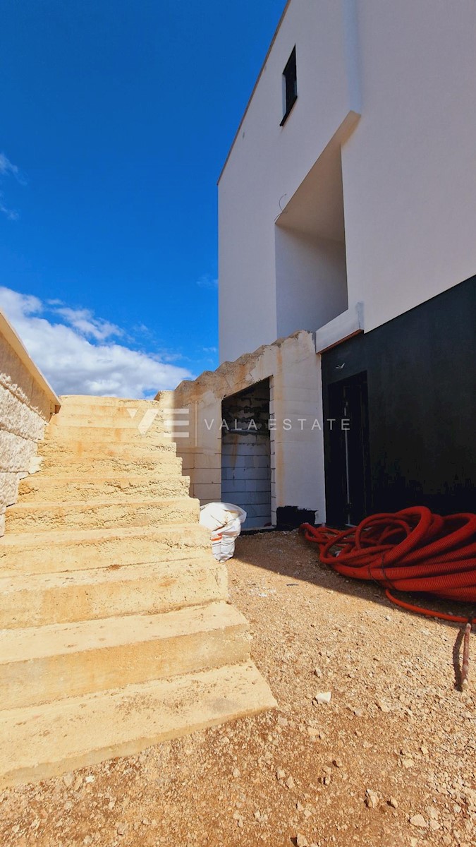 ATTICO MODERNO CON TERRAZZO SUL TETTO E PISCINA