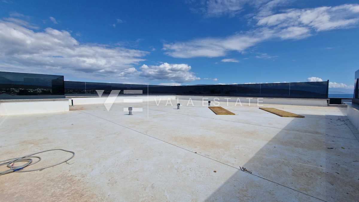 ATTICO MODERNO CON TERRAZZO SUL TETTO E PISCINA