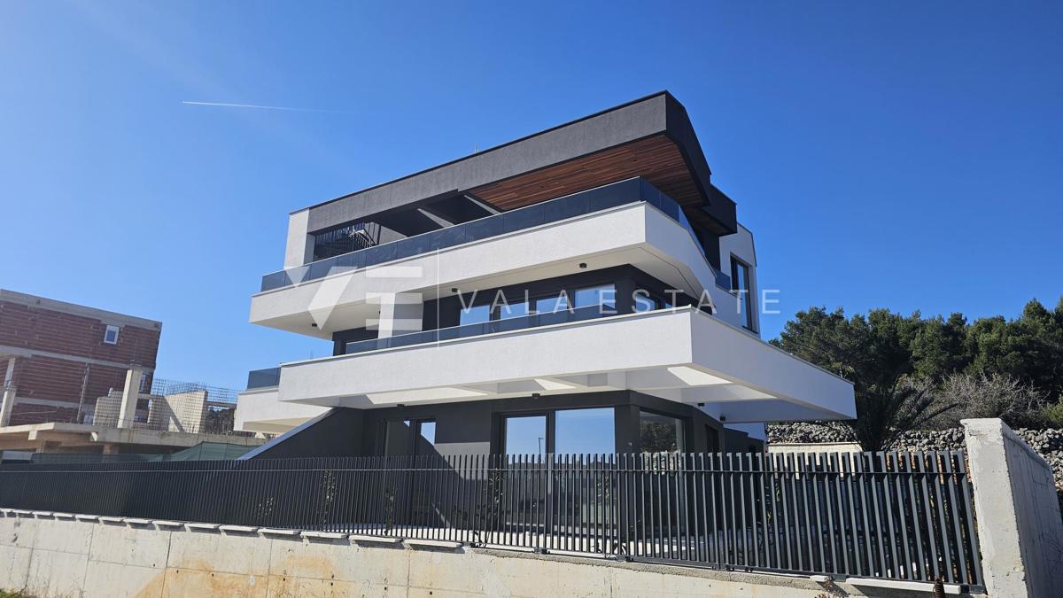 ATTICO MODERNO CON TERRAZZO SUL TETTO E PISCINA