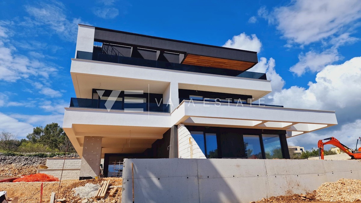 ATTICO MODERNO CON TERRAZZO SUL TETTO E PISCINA