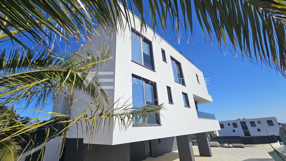 ATTICO MODERNO CON TERRAZZO SUL TETTO E PISCINA