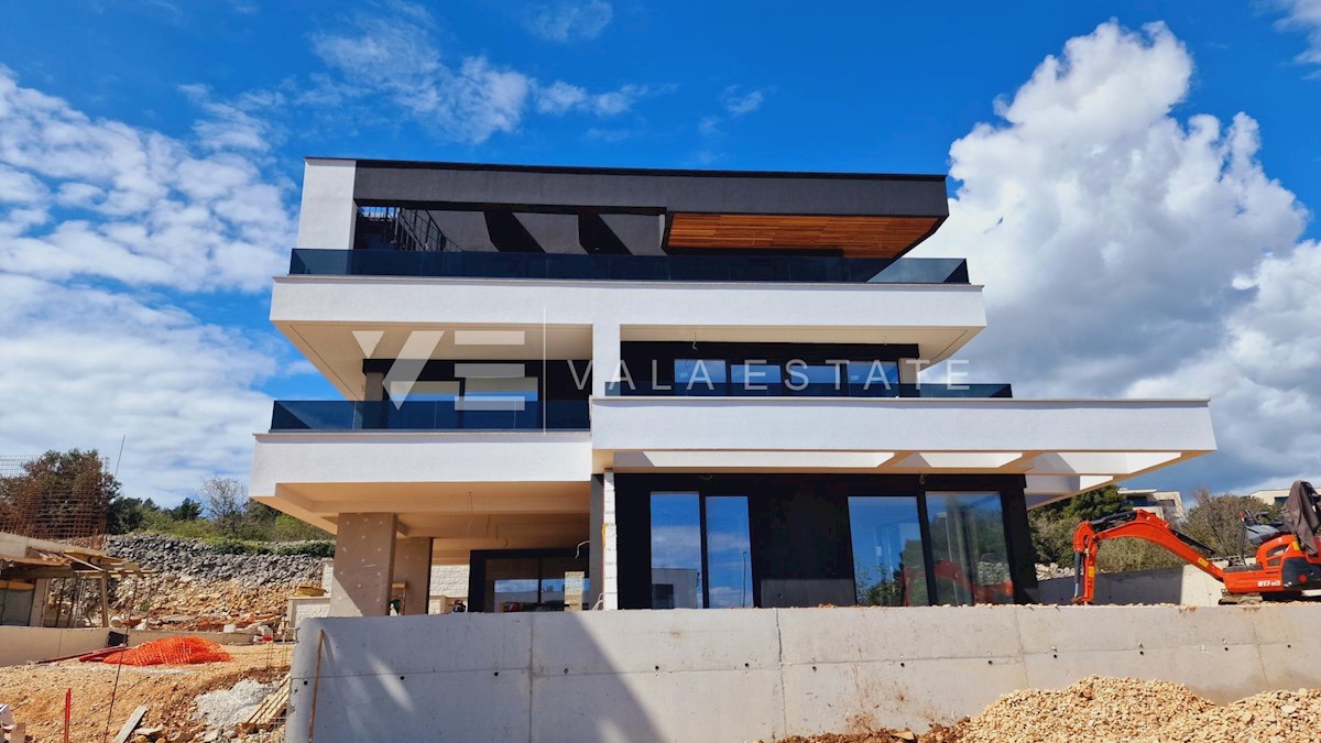 ATTICO MODERNO CON TERRAZZO SUL TETTO E PISCINA