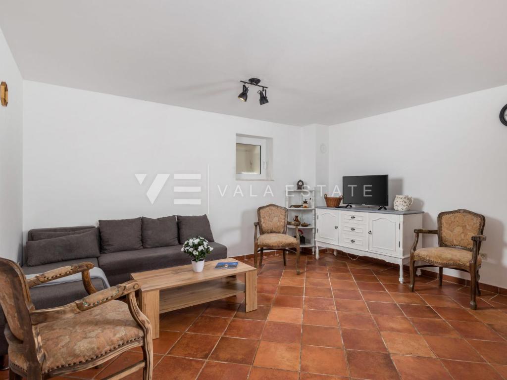 CASA INDIPENDENTE MEDITERRANEA CON PISCINA IN POSIZIONE TRANQUILLA