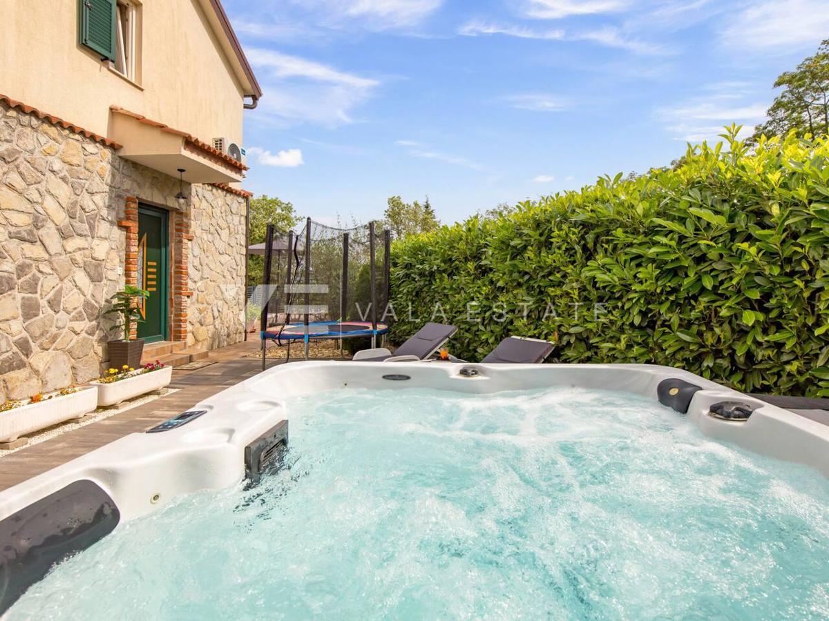CASA INDIPENDENTE MEDITERRANEA CON PISCINA IN POSIZIONE TRANQUILLA