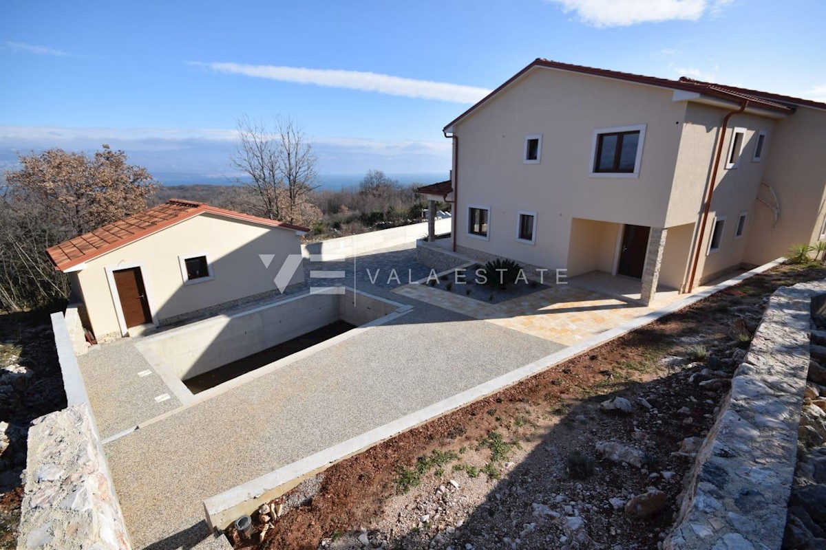 CASA INDIPENDENTE CON DUE APPARTAMENTI E VISTA MARE