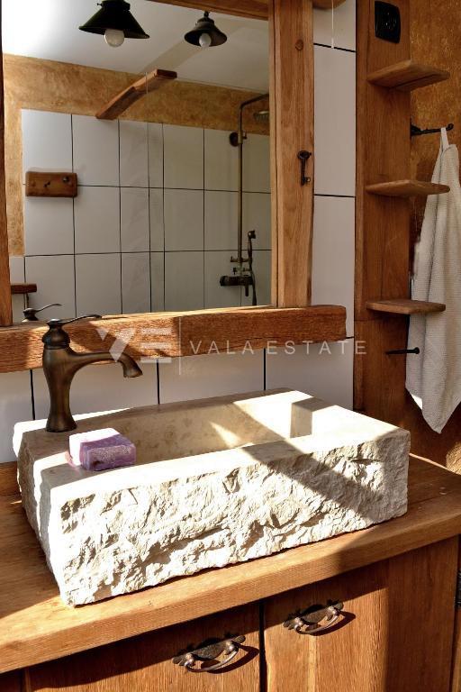 CASA MEDITERRANEA IN PIETRA RISTRUTTURATA CON PISCINA IN POSIZIONE TRANQUILLA