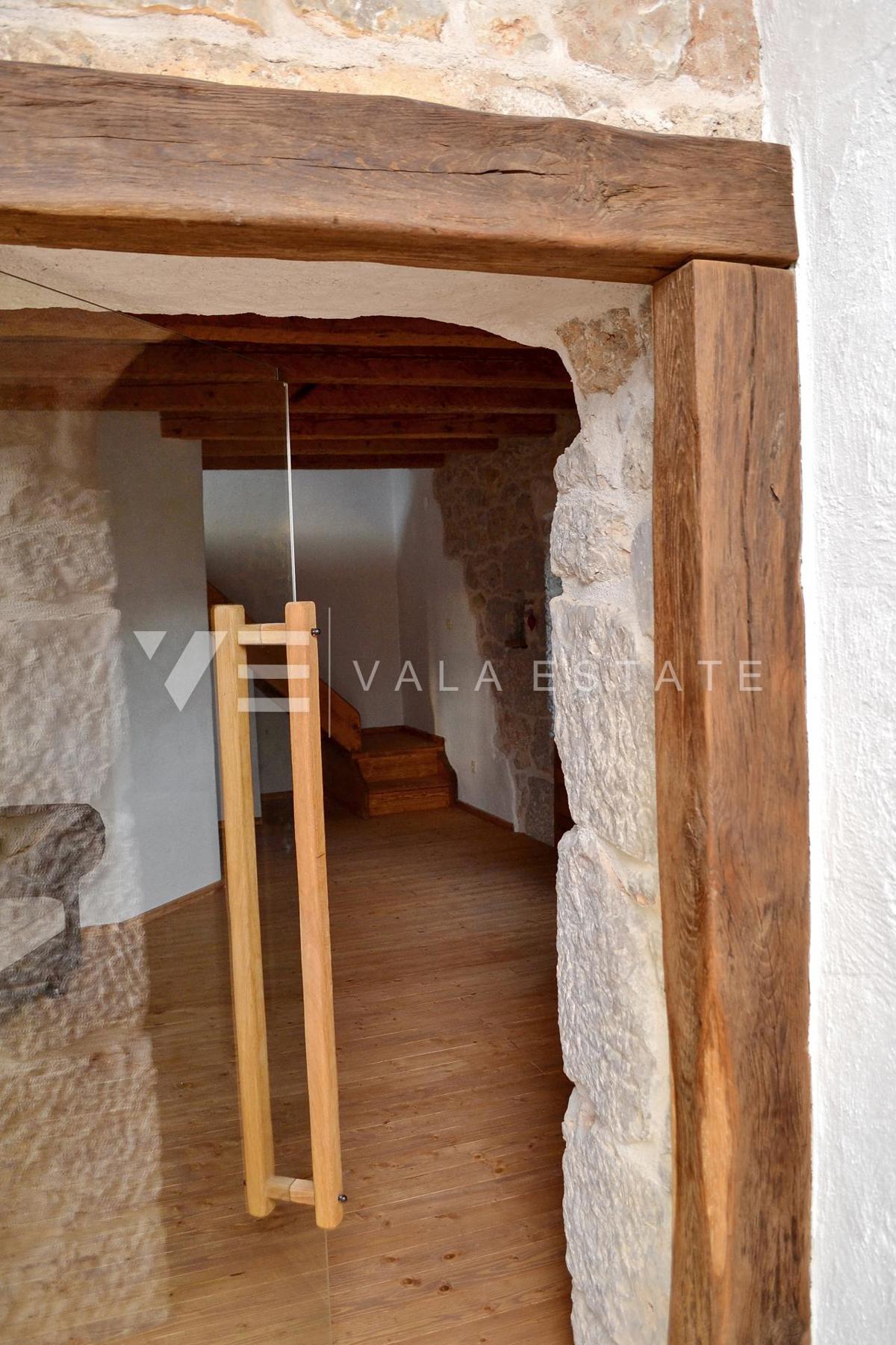 CASA MEDITERRANEA IN PIETRA RISTRUTTURATA CON PISCINA IN POSIZIONE TRANQUILLA
