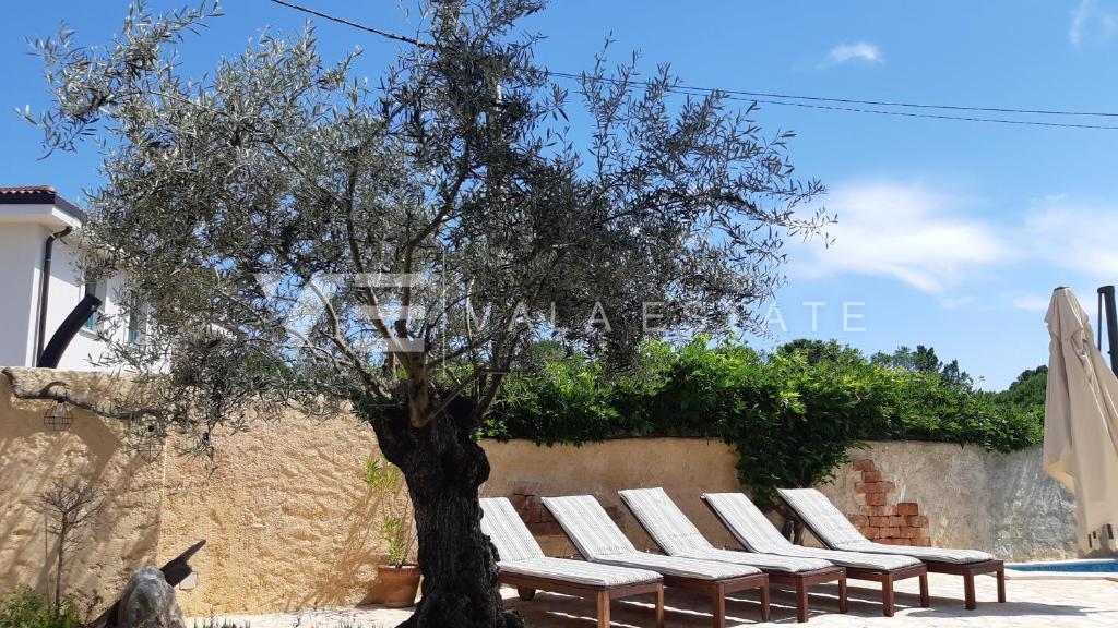 CASA MEDITERRANEA IN PIETRA RISTRUTTURATA CON PISCINA IN POSIZIONE TRANQUILLA
