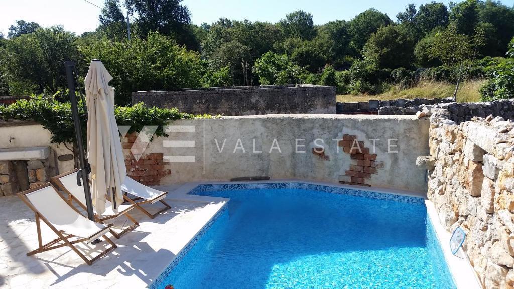 CASA MEDITERRANEA IN PIETRA RISTRUTTURATA CON PISCINA IN POSIZIONE TRANQUILLA