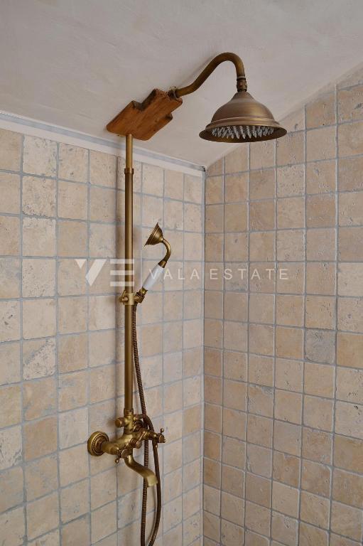 CASA MEDITERRANEA IN PIETRA RISTRUTTURATA CON PISCINA IN POSIZIONE TRANQUILLA