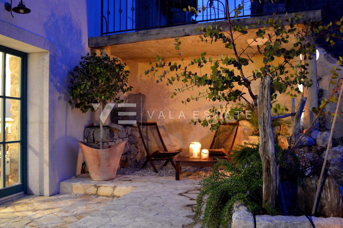 CASA MEDITERRANEA IN PIETRA RISTRUTTURATA CON PISCINA IN POSIZIONE TRANQUILLA