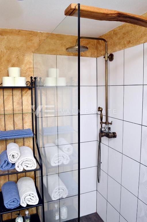 CASA MEDITERRANEA IN PIETRA RISTRUTTURATA CON PISCINA IN POSIZIONE TRANQUILLA