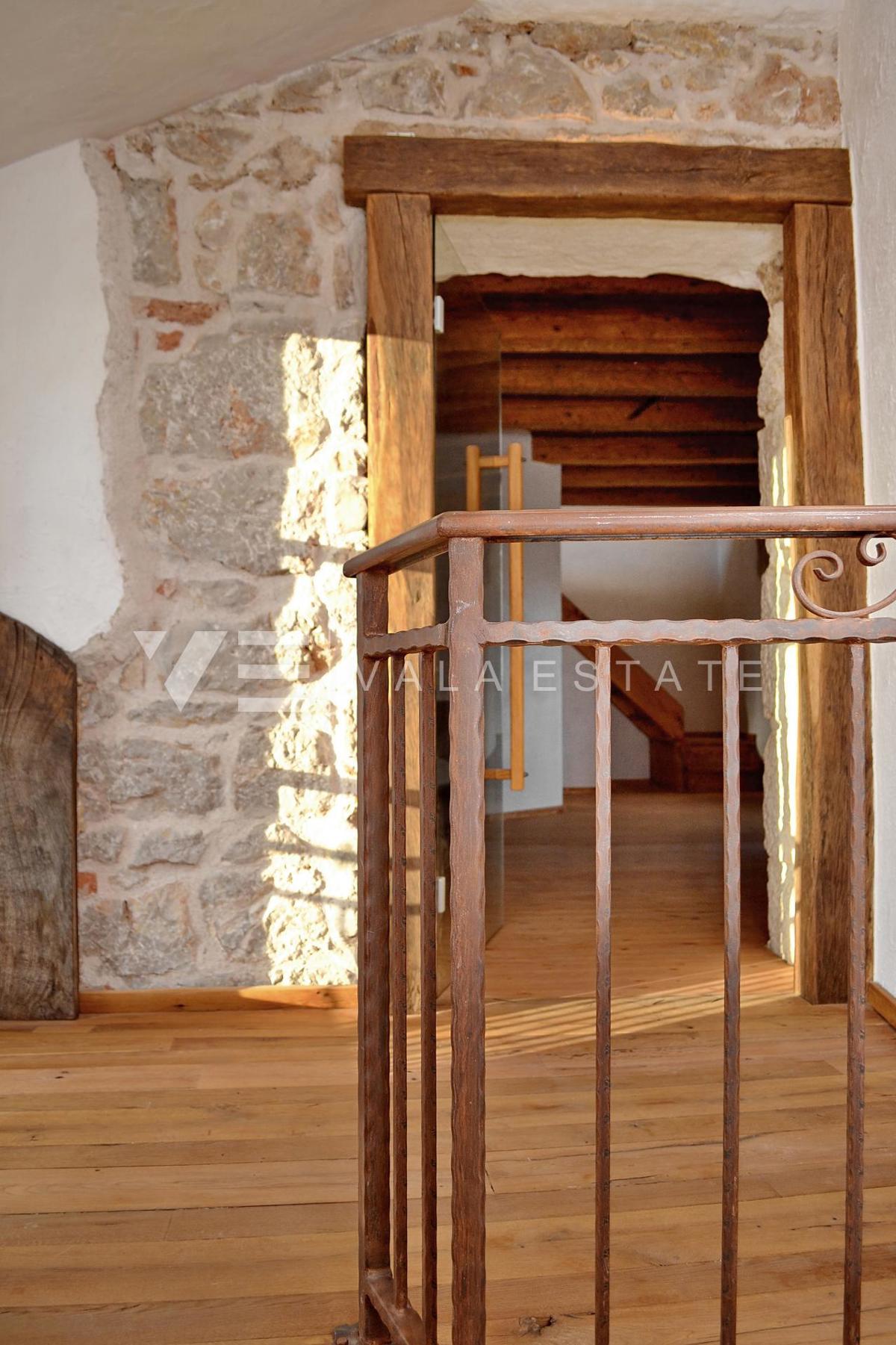 CASA MEDITERRANEA IN PIETRA RISTRUTTURATA CON PISCINA IN POSIZIONE TRANQUILLA