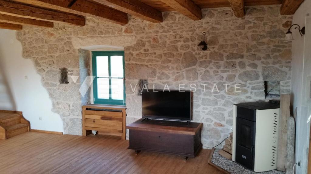 CASA MEDITERRANEA IN PIETRA RISTRUTTURATA CON PISCINA IN POSIZIONE TRANQUILLA