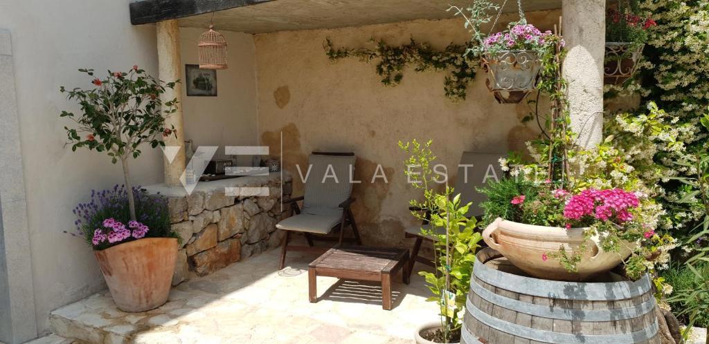 CASA MEDITERRANEA IN PIETRA RISTRUTTURATA CON PISCINA IN POSIZIONE TRANQUILLA