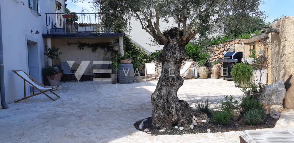 CASA MEDITERRANEA IN PIETRA RISTRUTTURATA CON PISCINA IN POSIZIONE TRANQUILLA